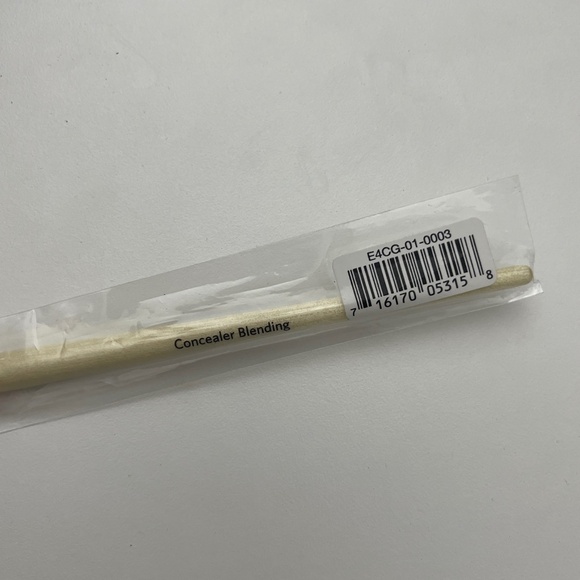 NEW Bobbi Brown Concealer Blending Brush Brand New MSRP $39 - Picture 3 of 3